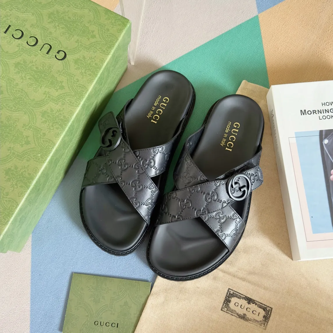 [G Home] Men's Men's Shoes💰: 300💰Size: 38-45 🆕2024Gucci Gucci Summer New Style Double G Presbyopia Flip-flops Cross Sandals Thick Sole Slippers Beach Shoes Original Purchase and Development Production G family's 2024 new summer dark horse items, fashion bloggers at home and abroad have put on the show, and it has become popular on social platforms at home and abroad. Fashionistas must pay for it, and they spend a lot of money to create ingenious craftsmanship and accurately restore every detail. Exquisite packaging at the delivery counter🛍📦 ▪️ Fabric: Original imported double G presbyopic leather ▪️ Lining: Original imported leather ▪️ Sole: Original open molded T men's shoes 💰U outsole ▪️ Bottom thickness: 3CM